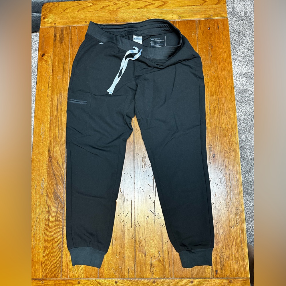 Women’s Scrub Joggers with cargo pocket